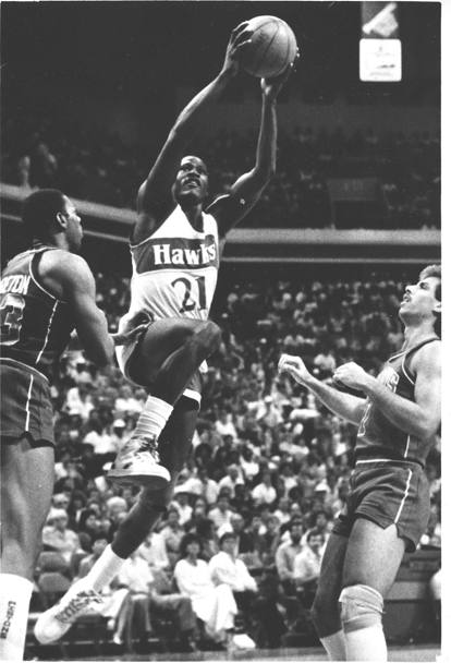 Dominique Wilkins con la maglia degli Atlanta Hawks tra i giocatori di Detroit Earl Cureton (anche lui in Italia, a Milano, nel 1983 e nella stagione 1988-89) stagione e Kelly Tripucka (Ap)